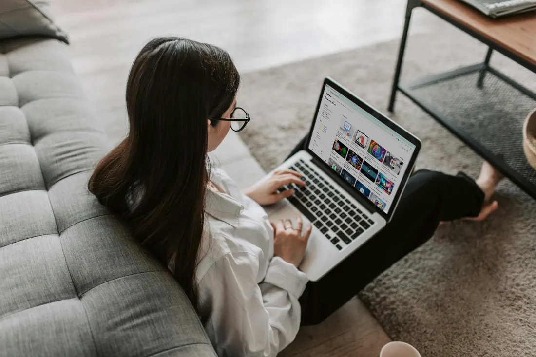 Personne regardant sur un ordinateur portable le catalogue de cours en ligne de Talenteed, plateforme d'apprentissage.