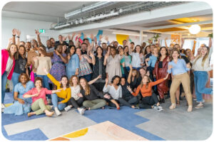 tous les collaborateurs du groupe freelance.com souriant